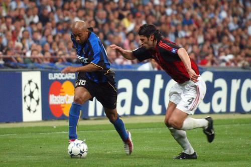 Stephane Dalmat, în tricoul Interului, într-un duel cu milanezul Kaladze / Foto: Imago