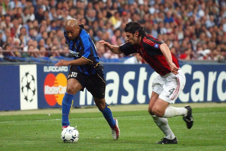 Stephane Dalmat, în tricoul Interului, într-un duel cu milanezul Kaladze / Foto: Imago Fostul mare fotbalist susține că patronul de la AC Milan a decis pacea cu Vladimir Putin: „L-a sunat de față cu mine! Subit s-a terminat războiul”