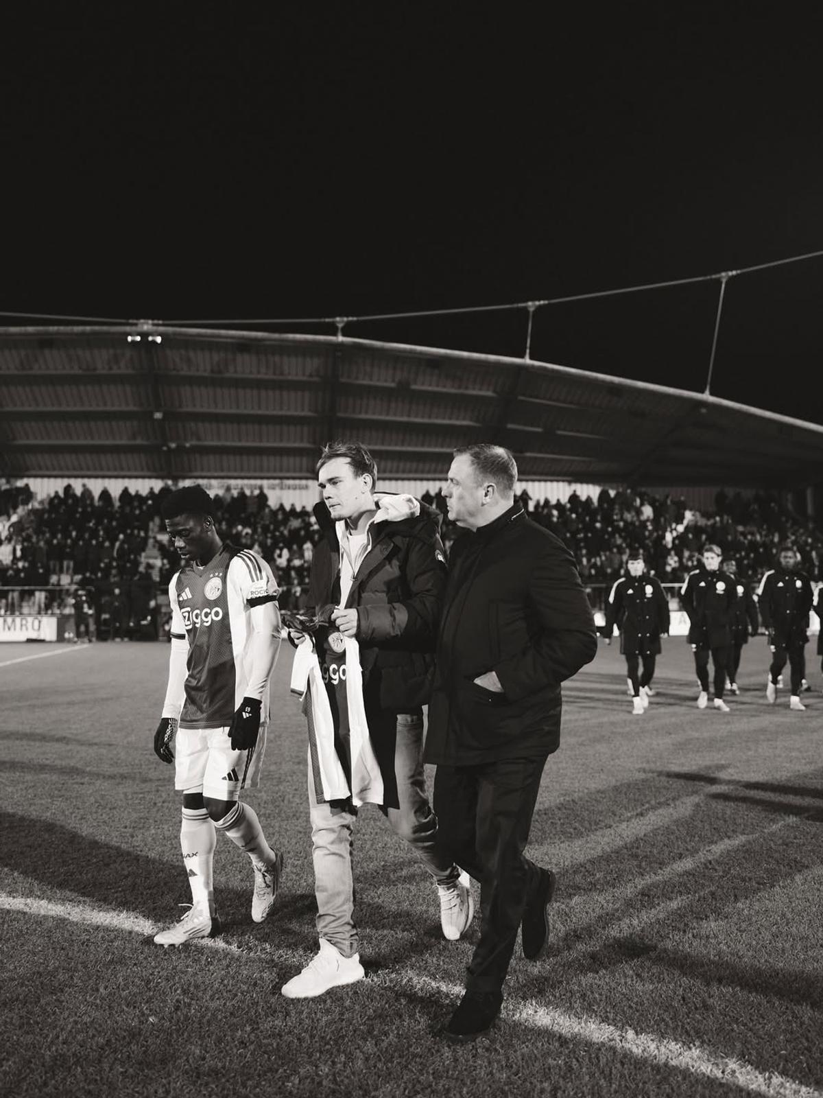 Scene sfâșietoare pe stadionul lui Ajax, după ce iubita fotbalistului a pierit într-un accident