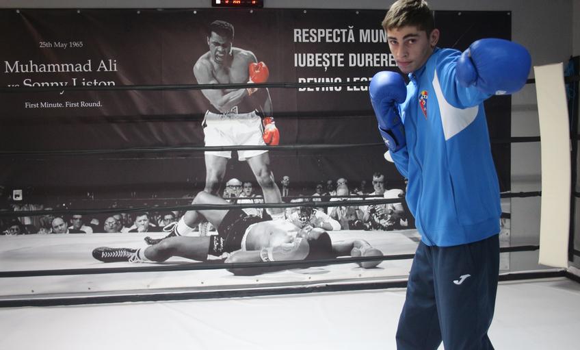 Boxerul Șerban Stoica a crescut în sala de la Suceava având sub ochi un KO epic servit de Muhammad Ali lui Sonny Liston. Foto: Justin Gafiuc (GSP)