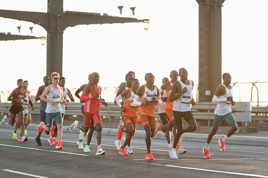 Eliud Kipchoge în pluton FOTO Imago Images Eliud Kipchoge, dublu campion olimpic la maraton, are o nouă misiune: să facă viața mai bună oamenilor