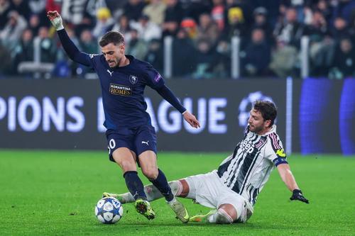 Vlad Dragomir în duelul cu Juventus din Champions League. foto: Imago Images