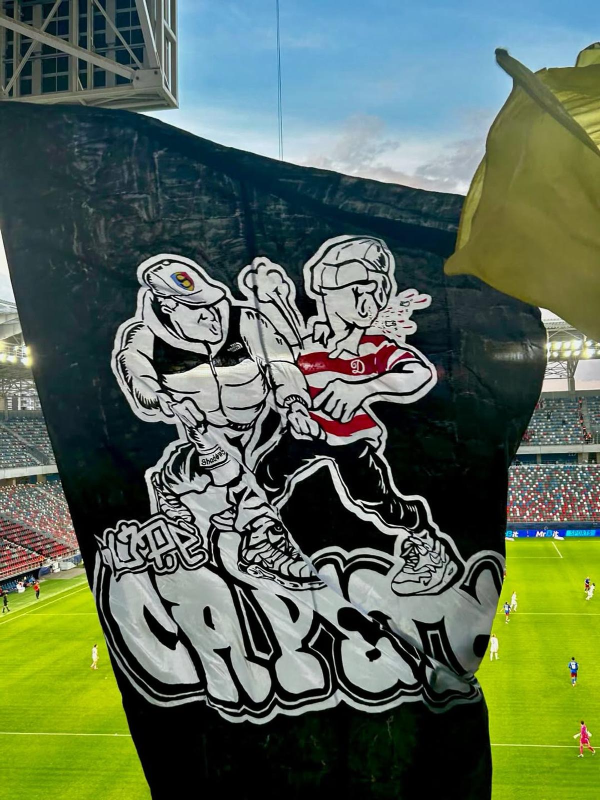 Peluza Sud Dinamo revendică steagurile grupării steliste Shadows