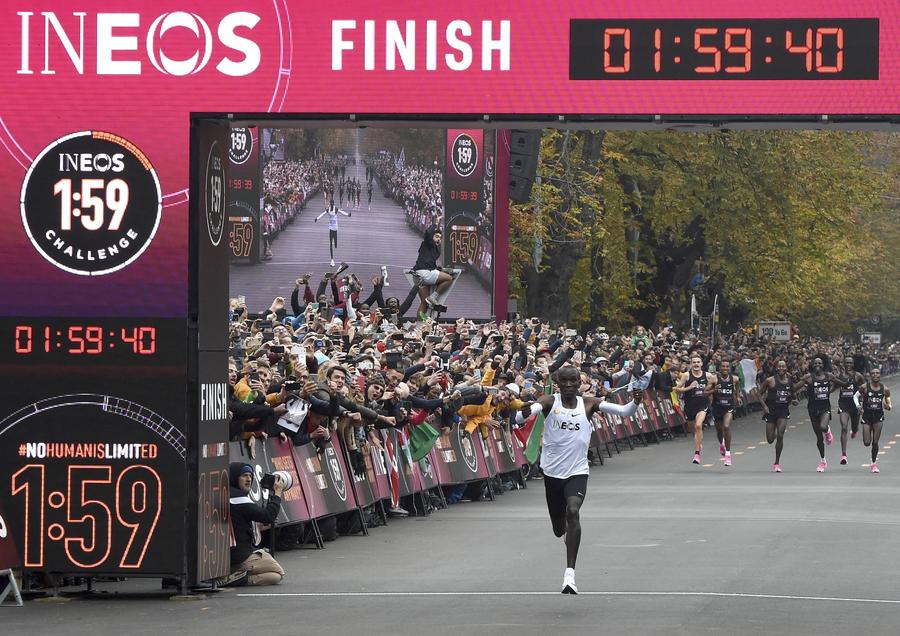 Eliud Kipchoge în 2019 când a coborât sub două ore la maraton FOTO Imago Images Eliud Kipchoge, dublu campion olimpic la maraton, are o nouă misiune: să facă viața mai bună oamenilor