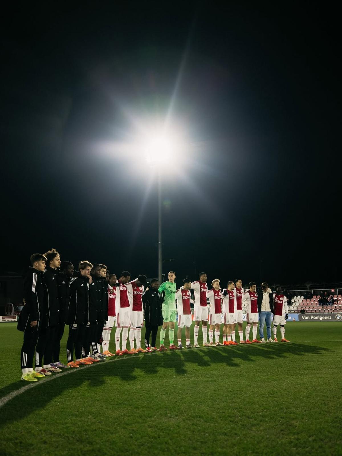 Scene sfâșietoare pe stadionul lui Ajax, după ce iubita fotbalistului a pierit într-un accident