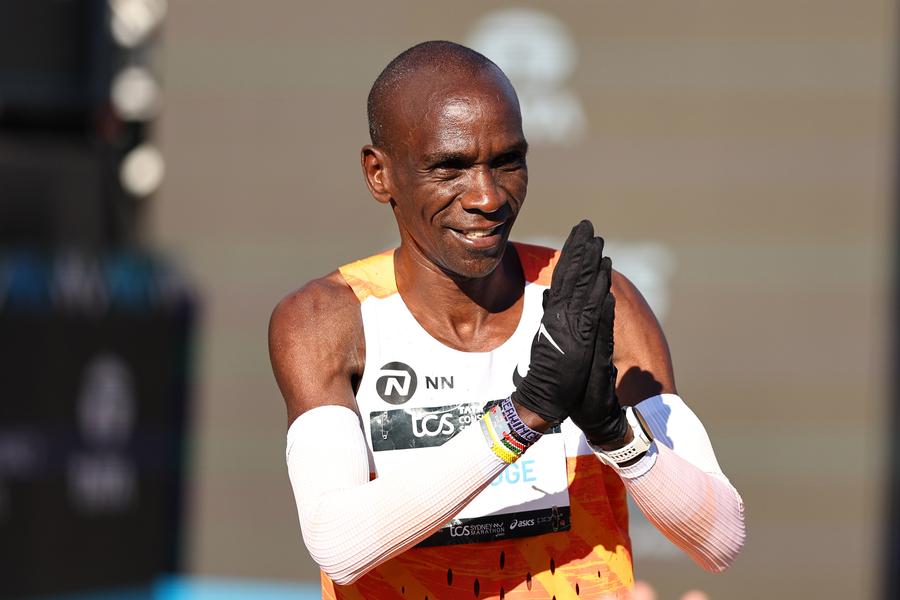 Eliud Kipchoge la finalul unui maraton FOTO Imago Images Eliud Kipchoge, dublu campion olimpic la maraton, are o nouă misiune: să facă viața mai bună oamenilor