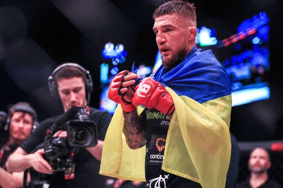Yaroslav Amosov, purtând steagul Ucrainei pe umeri / Sursă foto: Imago Images Din cușcă pe front și înapoi în octogon » Povestea campionului ucrainean care a debutat fulminant în UFC: „Dacă nu știi ce e războiul, mai bine taci!”