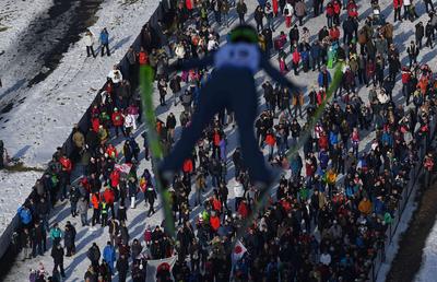 FOTO // Cupa Mondială la sărituri cu schiurile și-a desemnat câștigătorii » Etapele din weekend s-au desfășurat la Râșnov
