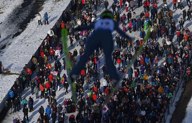 FOTO // Cupa Mondială la sărituri cu schiurile și-a desemnat câștigătorii » Etapele din weekend s-au desfășurat la Râșnov