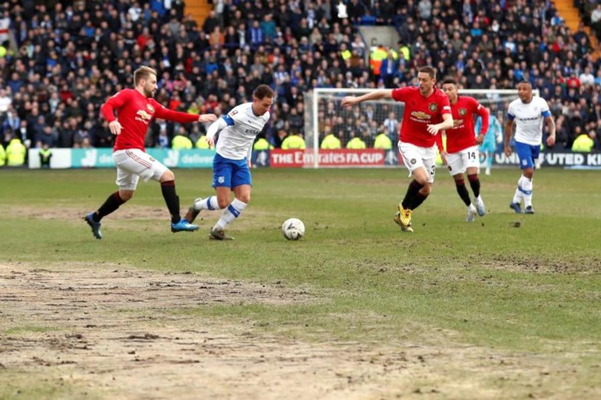 FOTO „Diavoli” în tranșee » Manchester United a jucat în Cupa Angliei pe un teren desprins din România anilor '90!