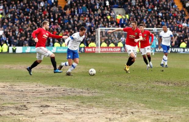 FOTO „Diavoli” în tranșee » Manchester United a jucat în Cupa Angliei pe un teren desprins din România anilor '90!