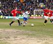 FOTO „Diavoli” în tranșee » Manchester United a jucat în Cupa Angliei pe un teren desprins din România anilor '90!