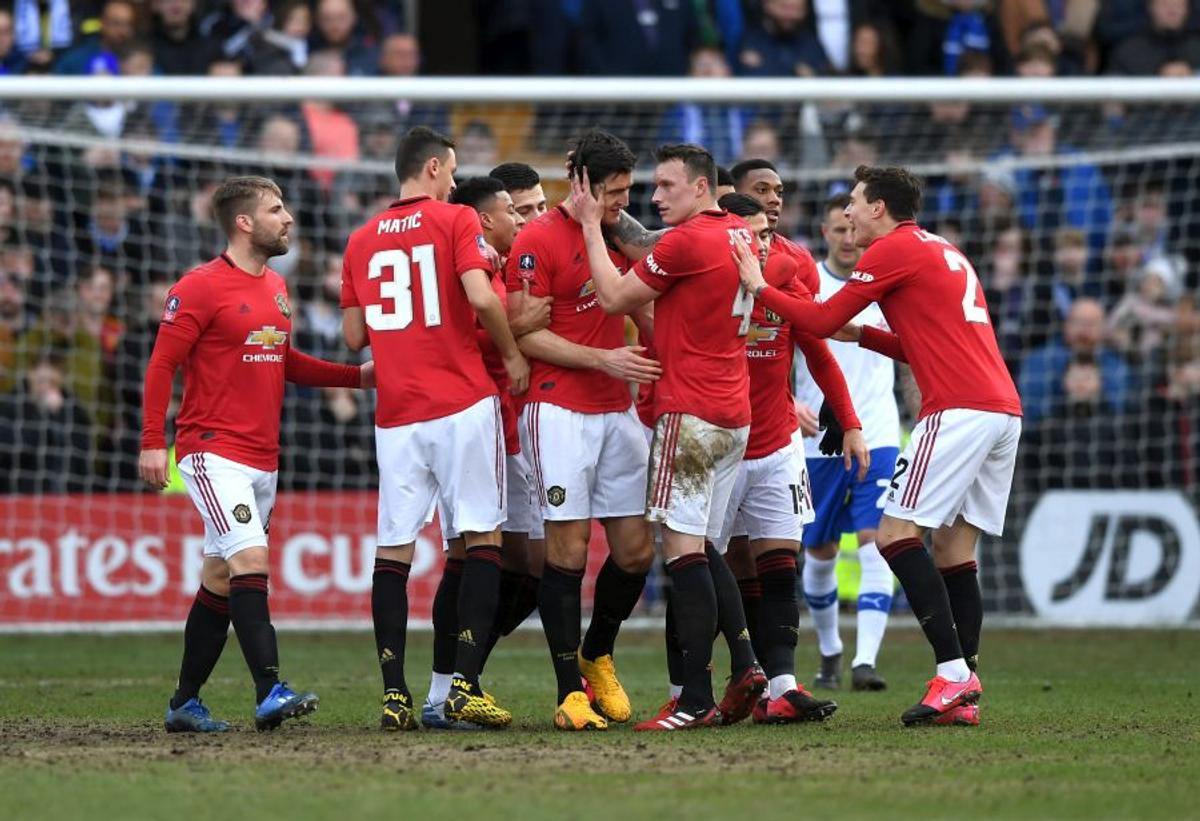 FOTO „Diavoli” în tranșee » Manchester United a jucat în Cupa Angliei pe un teren desprins din România anilor '90!
