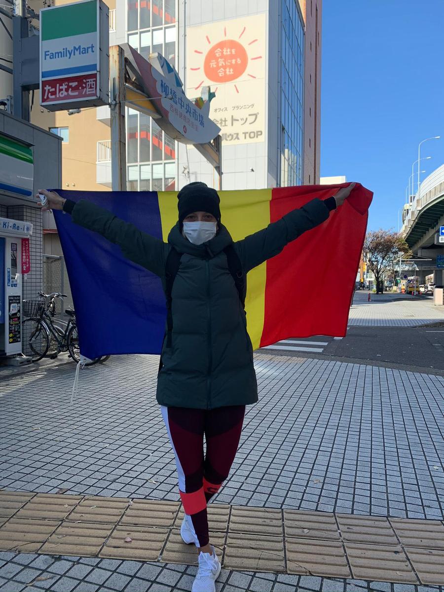 Cu steagul României pe străzile din Japonia FOTO Eliza Samara Instagram INTERVIU. Eliza Samara povesteşte cum e în Japonia, acolo unde a petrecut mai mult de o lună în ultima perioadă