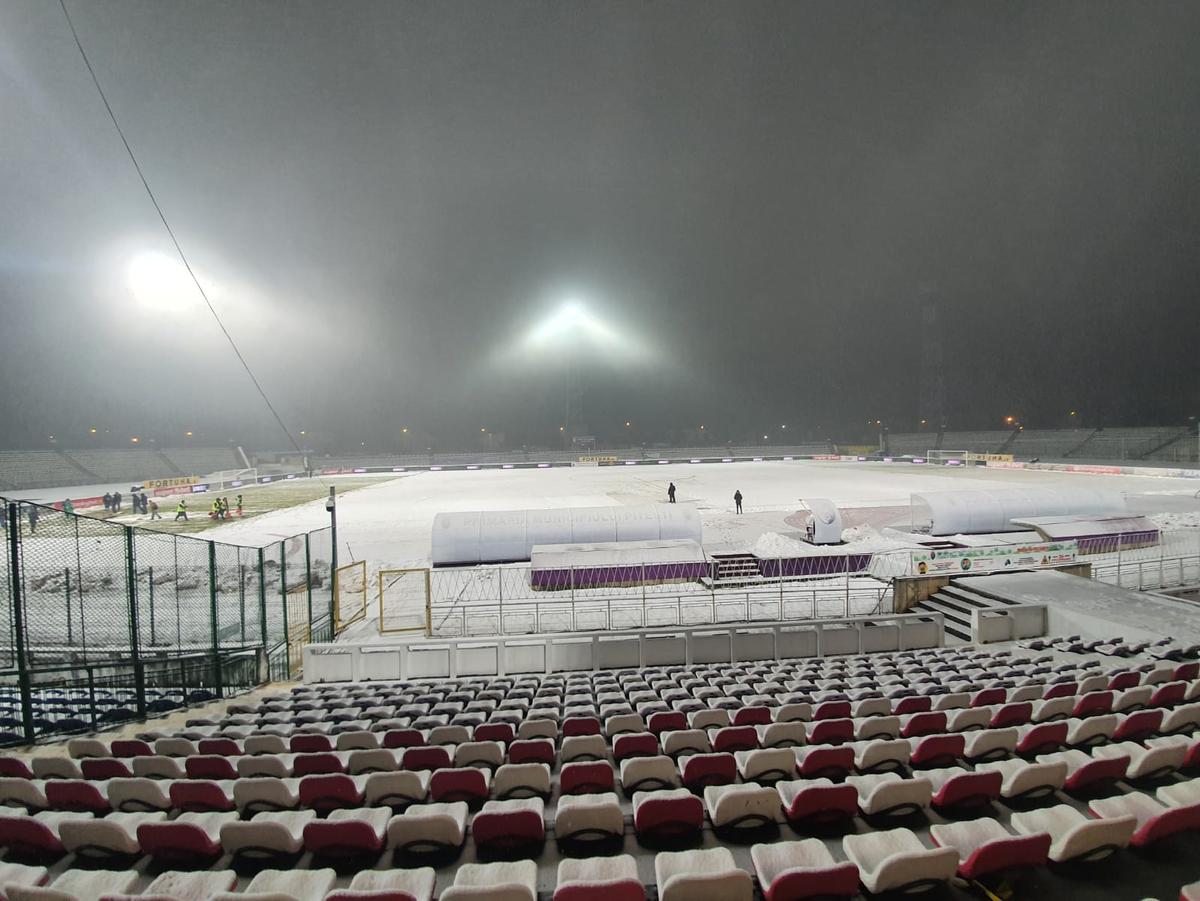 FC ARGEȘ - FCSB 0-0. Roș-albaștrii dau vina pe teren pentru pasul greșit de la Pitești: „Singurul campionat din Europa cu asemenea terenuri”