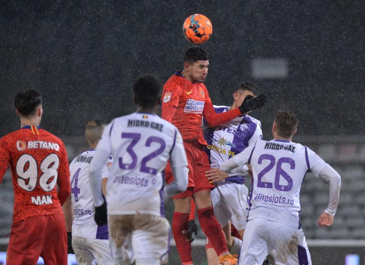 FC ARGEȘ - FCSB 0-0. Roș-albaștrii dau vina pe teren pentru pasul greșit de la Pitești: „Singurul campionat din Europa cu asemenea terenuri”