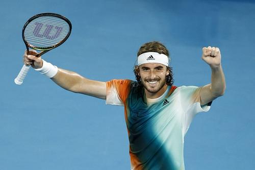 Stefanos Tsitsipas exultă după victoria cu Jannik Sinner // Foto: Getty Images