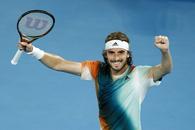 Stefanos Tsitsipas e în semifinalele Australian Open » Prestație sigură, într-un meci întrerupt timp de 18 minute