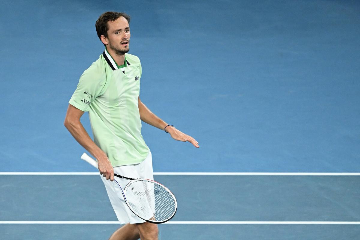 Daniil Medvedev e în semifinalele Australian Open, după 0-2 la seturi și peste 4 ore de luptă » Derapaj în setul 4: „Cât de prost să fie? Idiotul!”