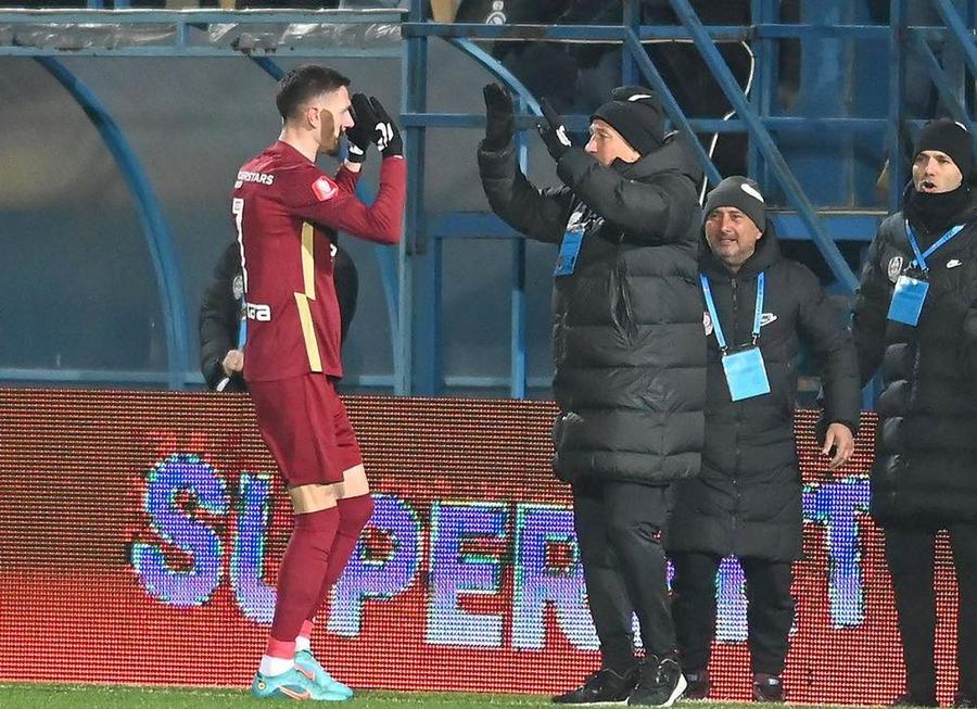 Ermal Krasniqi, bucurându-se alături de Dan Petrescu A început fotbalul abia la 18 ani și nu a fost niciodată în club! » Portretul fotbalistului care a impresionat la debutul în Superligă