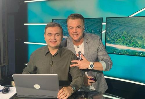 Mihai Mironică, într-o emisiune în care l-a avut invitat pe artistul Adrian Enache  / FOTO: Facebook @mihai.mironica.7