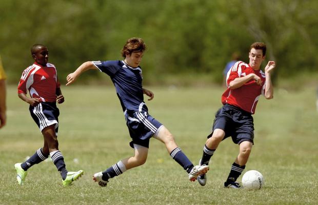 Alege ghete fotbal sintetic pentru meciuri jucate în siguranță