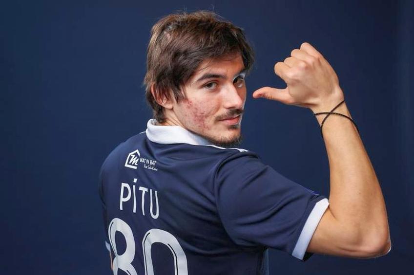 Alexi Pitu a fost prezentat oficial la Bordeaux.
Foto: girondins.com