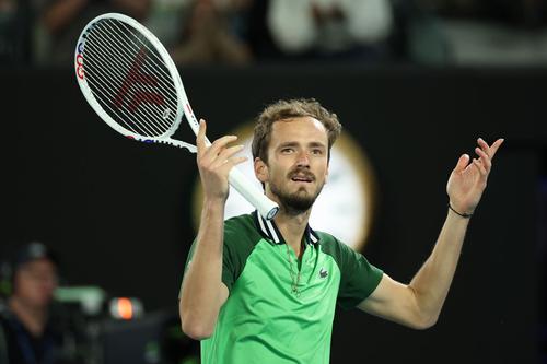 Daniil Medvedev (3 ATP) l-a învins pe Alexander Zverev (6 ATP), scor 5-7, 3-6, 7-6 (4), 7-6 (5), 6-3 și s-a calificat în finala Australian Open 2024.