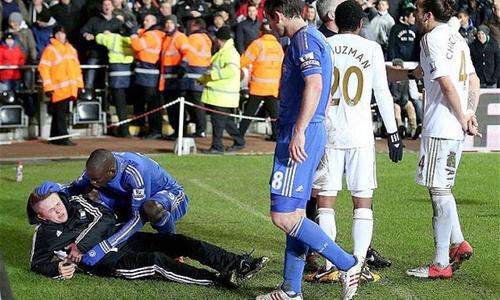 Copilul de mingi, lovit de Eden Hazard în 2013