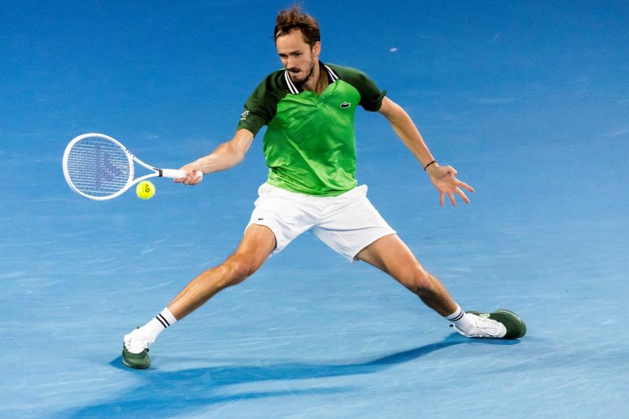 Daniil Medvedev în acțiune Foto: Imago Daniil Medvedev, învingător INCREDIBIL în duelul nervilor cu Alexander Zverev! » După 4 ore și 18 minute, rusul și-a luat biletul pentru a treia finală la Melbourne