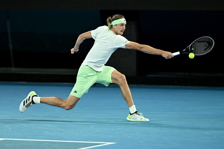 Alexander Zverev a jucat foarte bine în primele două seturi Foto: Imago Daniil Medvedev, învingător INCREDIBIL în duelul nervilor cu Alexander Zverev! » După 4 ore și 18 minute, rusul și-a luat biletul pentru a treia finală la Melbourne