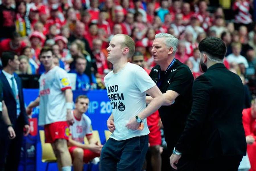 Lukas Kluge, scos de pe teren de Nikolaj Jacobsen „Ce dracu’ se întâmplă?!” » Stupoare în timpul meciului Cehia - Danemarca de la Campionatul Mondial de handbal masculin: „Penibil și prost realizat”