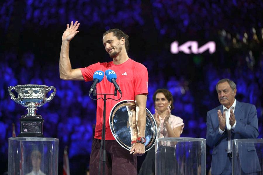 Alexander Zverev cu trofeul de finalist la Australian Open 2025 Foto: Guliver/GettyImages Naufragiul generației de tranziție a jucătorilor născuți în anii ‘90 » Un singur titlu de Grand Slam, amenințați de tinerii rapizi și încrezători care vin puternic peste ei