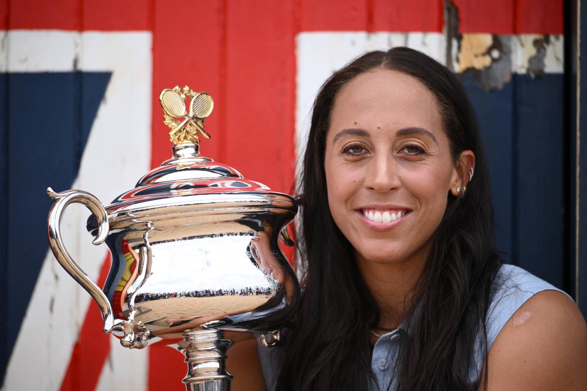 Madison Keys, ședință foto pe plajă cu trofeul de la Australian Open