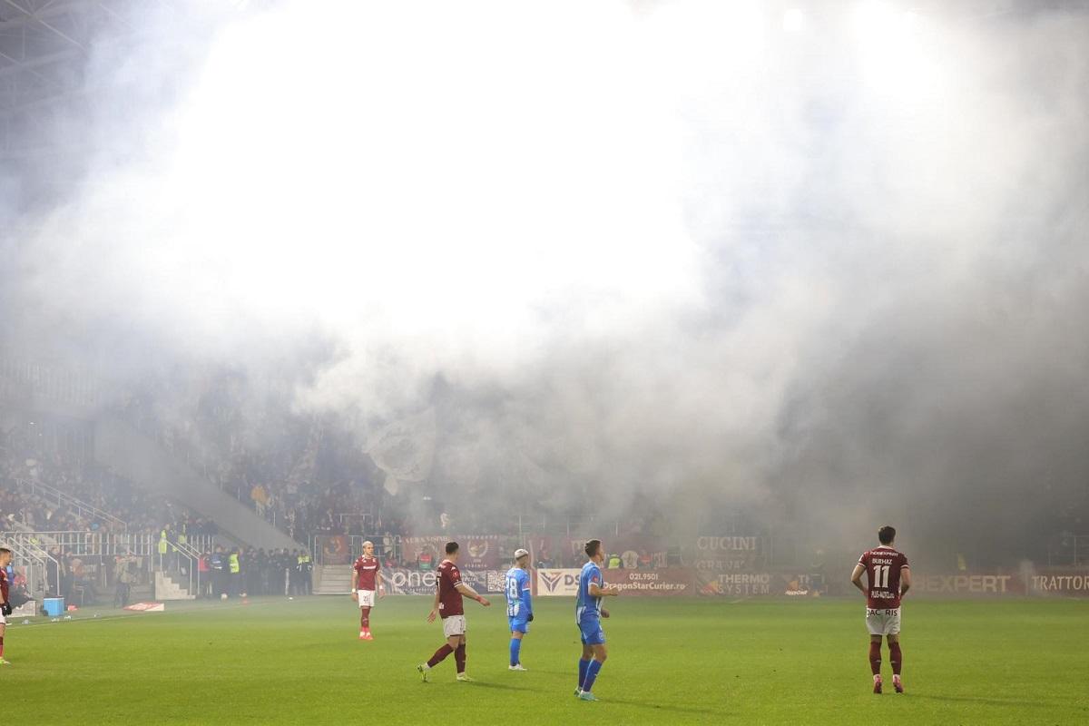 Materiale pirotehnice aruncate pe teren la Rapid - Universitatea Craiova