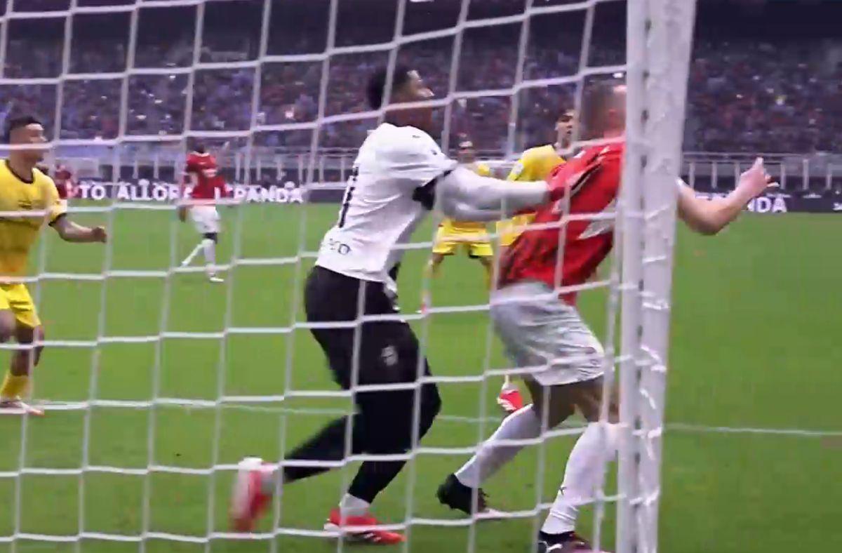 Gafă ca în curtea școlii în AC Milan - Parma » Cum a provocat portarul Suzuki un penalty