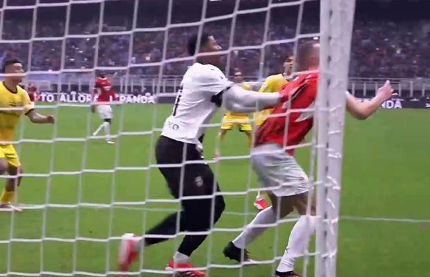 Gafă ca în curtea școlii în AC Milan - Parma » Cum a provocat portarul Suzuki un penalty