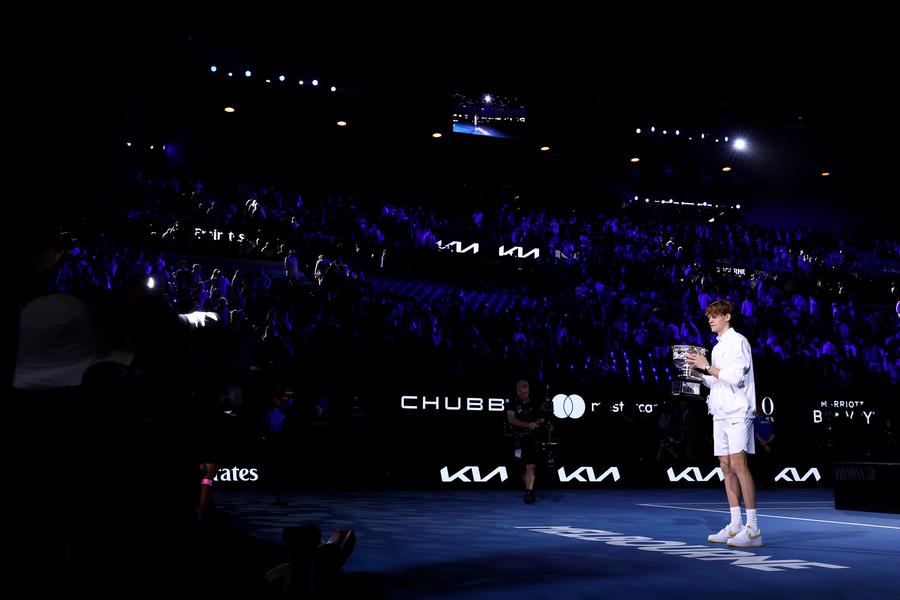 Jannik Sinner și trofeul de la Melbourne FOTO Guliver/GettyImages Jannik Sinner acceptă comparația cu Novak Djokovic + Ce spune despre apelul de la TAS