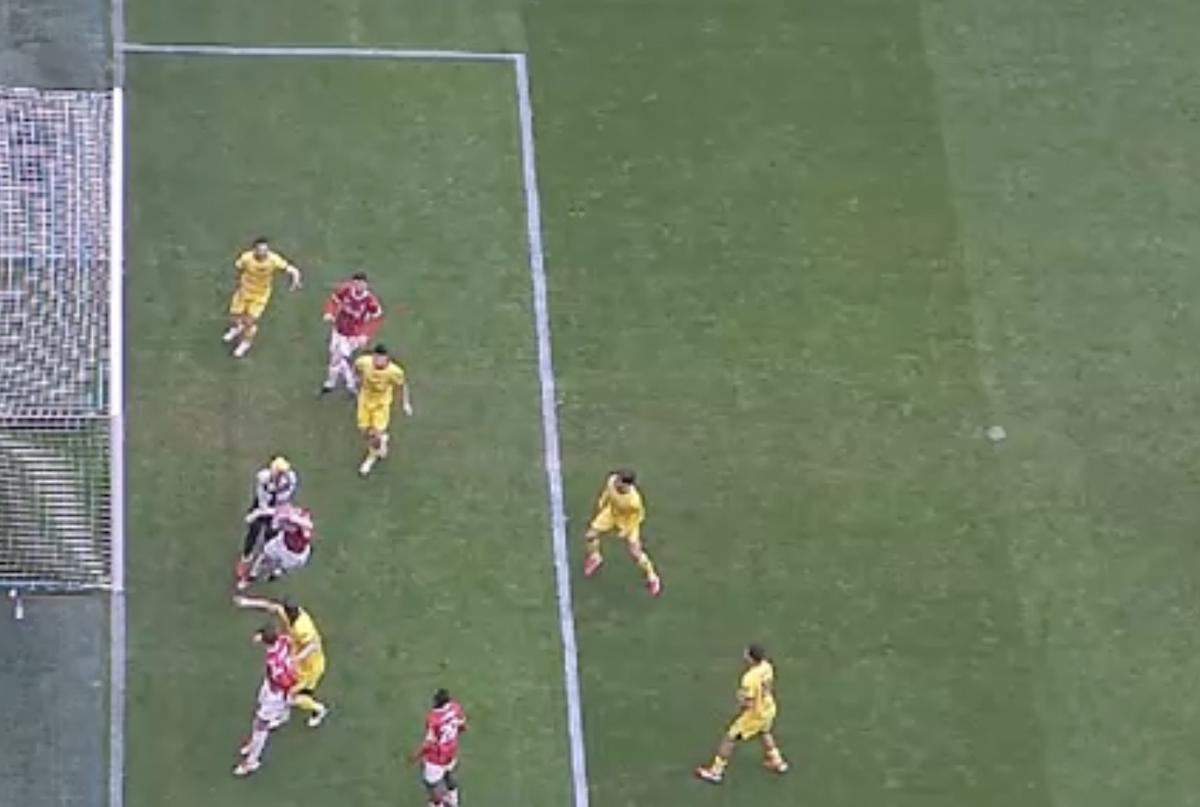 Faultul comis de Suzuki în AC Milan - Parma