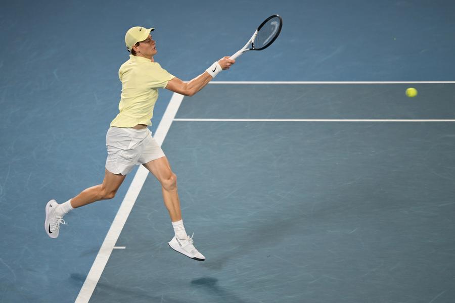 Jannik Sinner în acțiune FOTO Guliver/GettyImages Jannik Sinner acceptă comparația cu Novak Djokovic + Ce spune despre apelul de la TAS