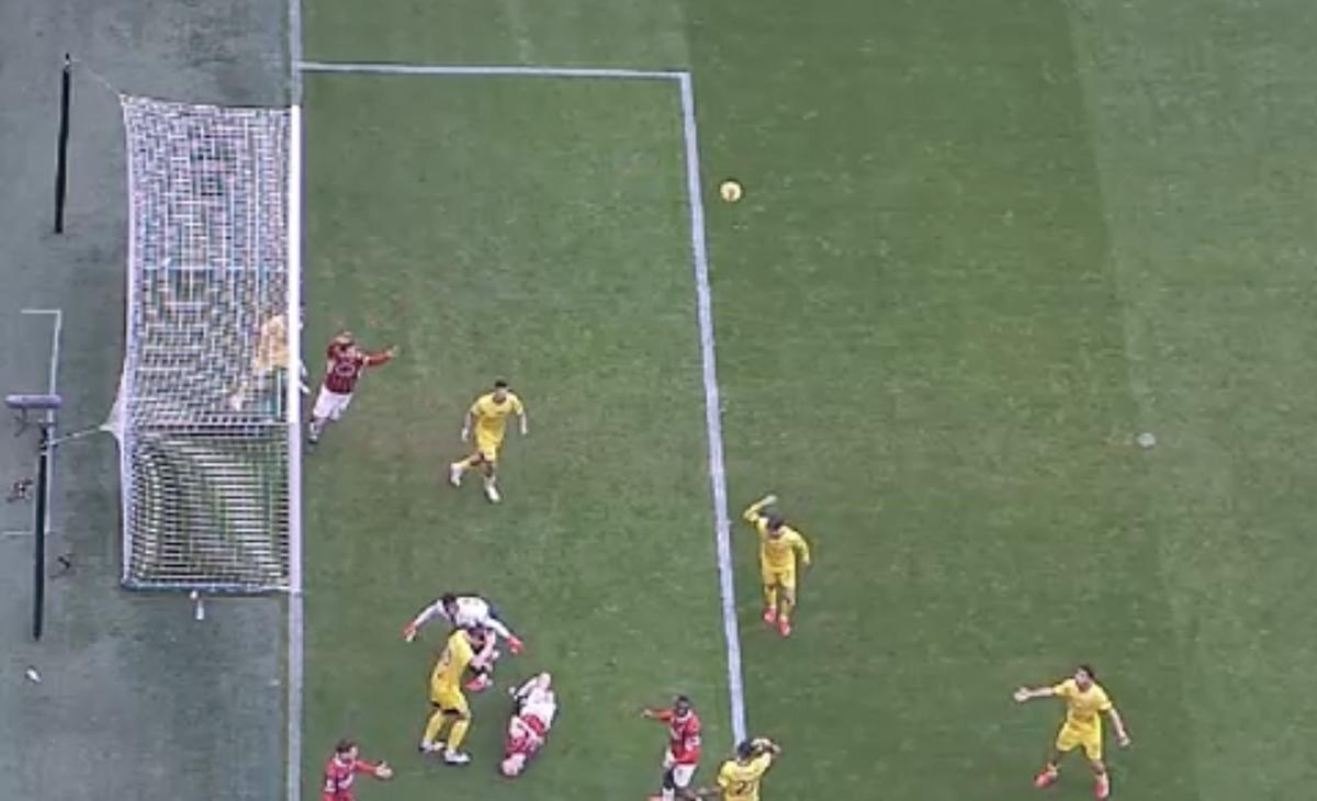 Gafă ca în curtea școlii în AC Milan - Parma » Cum a provocat portarul Suzuki un penalty
