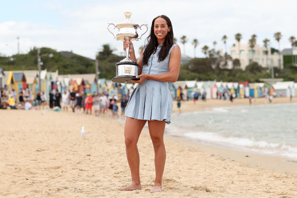 Madison Keys, ședință foto pe plajă cu trofeul de la Australian Open