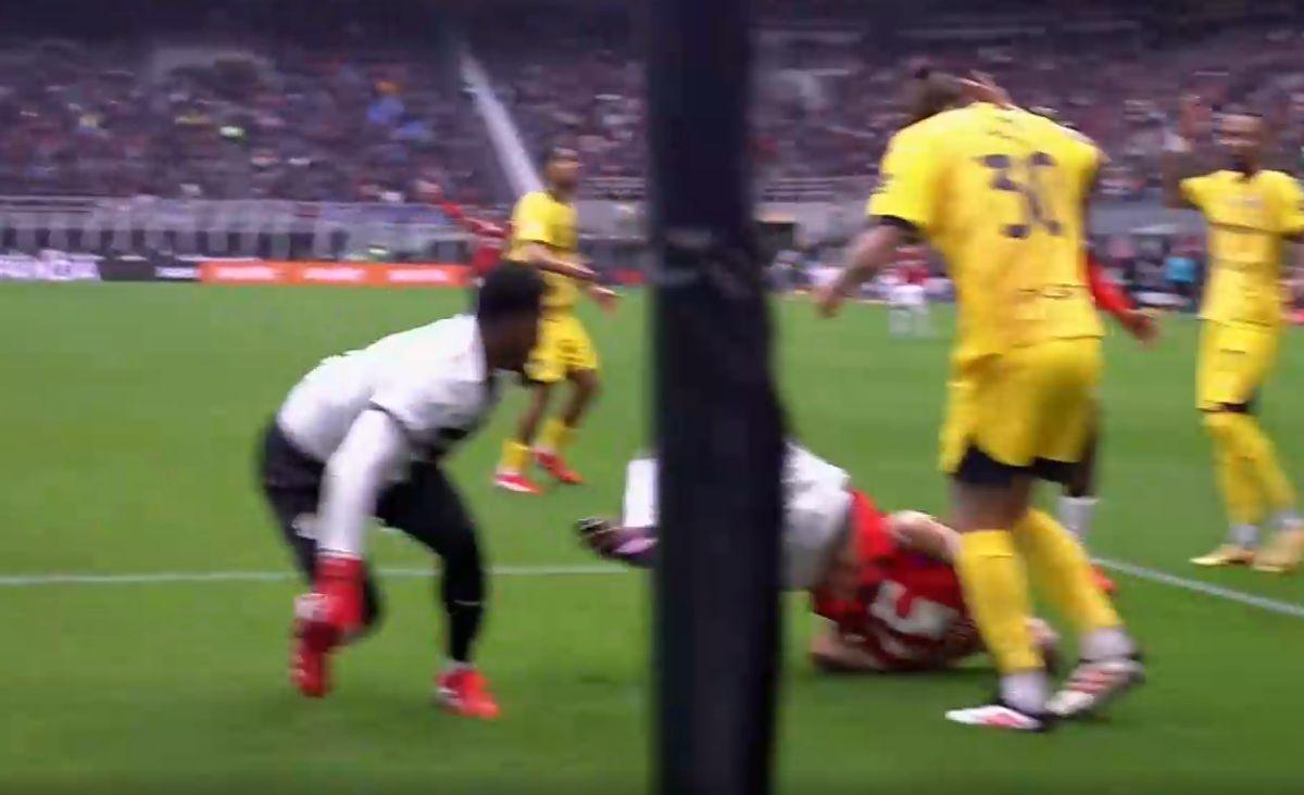 Gafă ca în curtea școlii în AC Milan - Parma » Cum a provocat portarul Suzuki un penalty