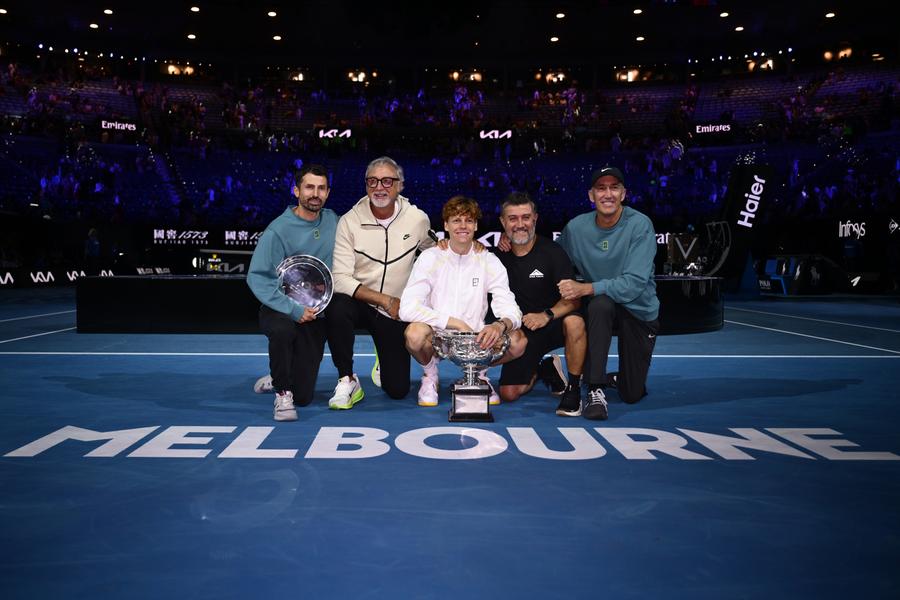 Jannik Sinner alături de echipa sa FOTO Guliver/GettyImages Jannik Sinner acceptă comparația cu Novak Djokovic + Ce spune despre apelul de la TAS