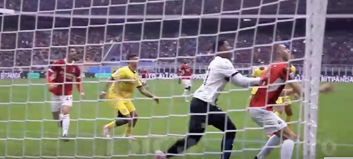 Faultul comis de Suzuki în AC Milan - Parma