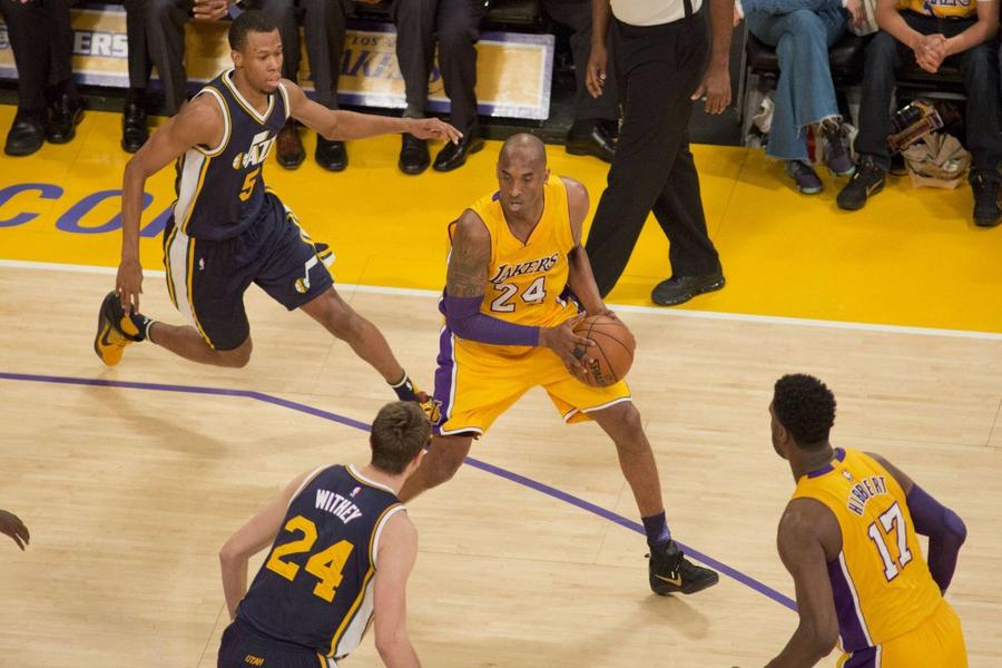 Kobe Bryant a marcat 60 de puncte în ultimul meci al carierei/Foto: Imago Images 5 ani de la una din marile tragedii ale sportului » Un portret al lui Kobe Bryant: transformarea unui tânăr rezervat într-un mentor adorat de noua generație