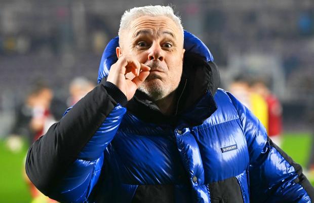 Pe cine a adus Șumudică în fața rapidiștilor la pauza meciului cu Universitatea Craiova: „Jucați pentru acest băiat!”