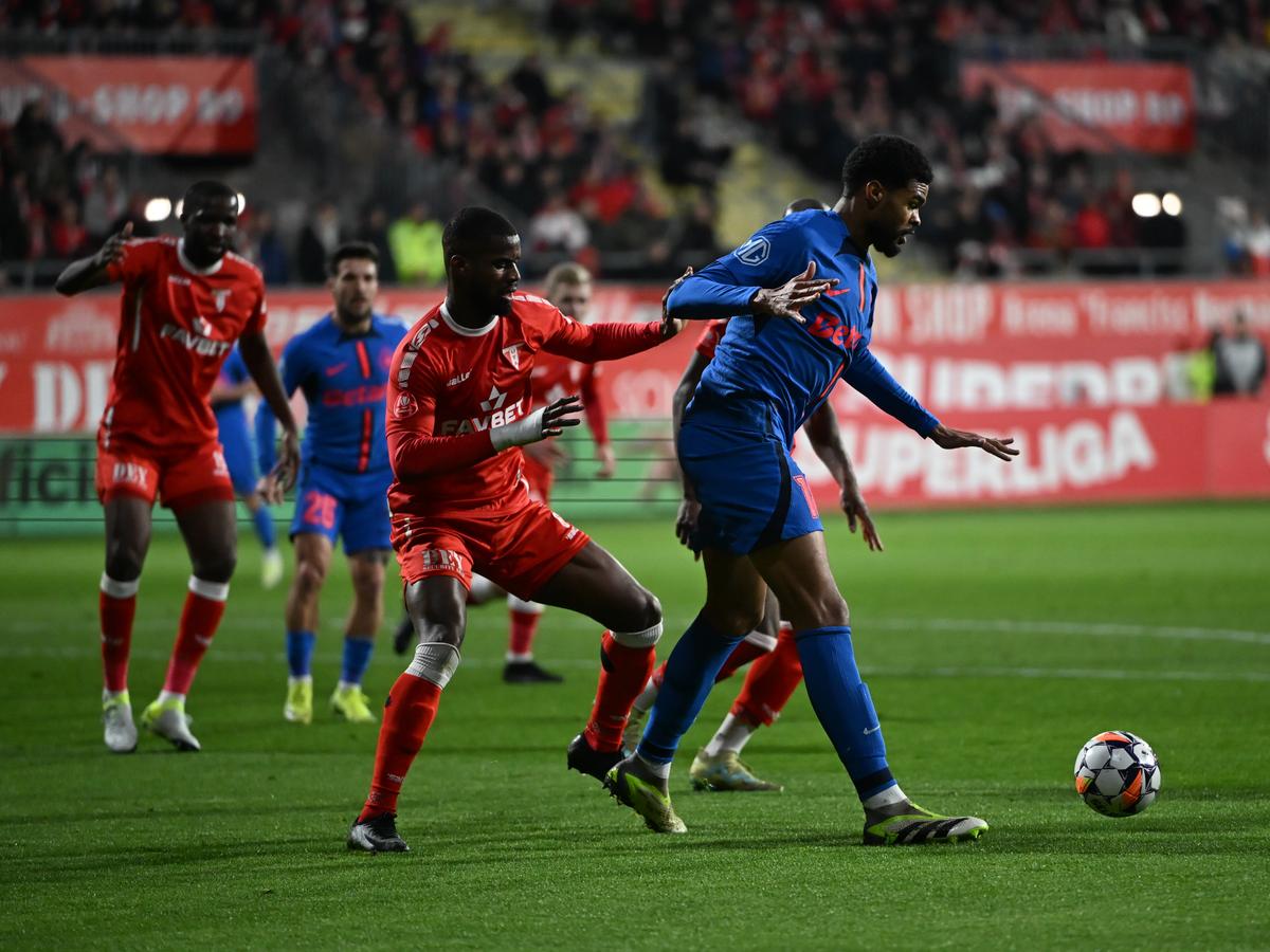 UTA - FCSB 0-1 » Szabolcs Kovacs îi ajută pe roș-albaștri să egaleze liderul! Meci decis de un penalty inventat