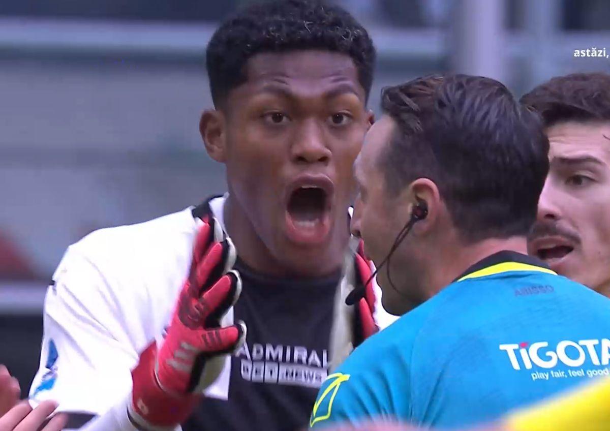 Faultul comis de Suzuki în AC Milan - Parma