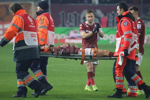 Jakub Hromada a ieșit accidentat în minutul 12 al partidei Rapid - Universitatea Craiova 1-0. Foto: Ionuț Iordache, GSP